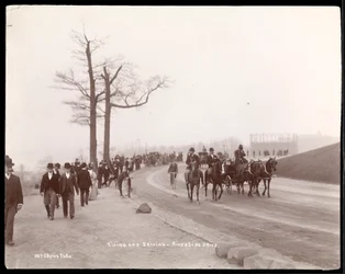 Radfahrer und pferdegezogene Kutschen an der Kurve des Riverside Drive, New York, 1896